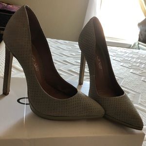Also gray pumps